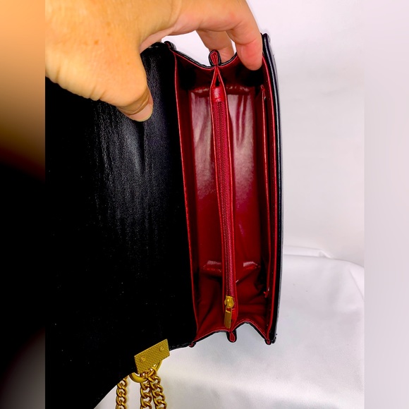 Classic waffle style black handbag - Picture 3 of 4